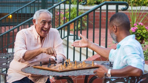 Befreundete Senioren spielen Schach