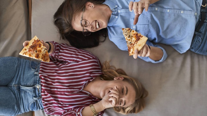 Zwei junge Frauen lachen