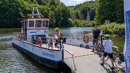 Die Ruhrtalfähre Hardenstein verkehrt auf der Ruhr zwischen der Schleuse Herbede und der Burgruine Hardenstein