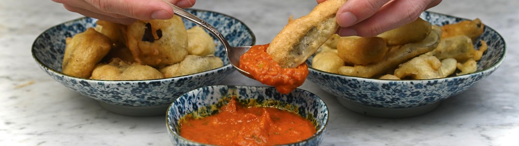 Flönz und saure Gurken in Bierteig zu Currysauce