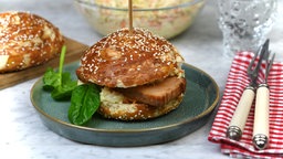 Leberkäse-Burger mit Coleslaw