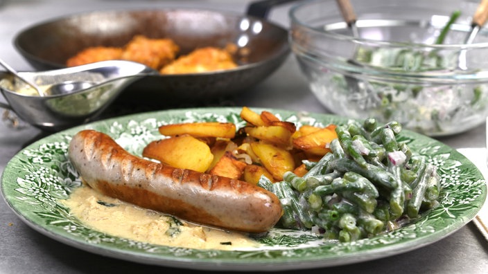 Bohnensalat mit Büchsenmilch, Bratkartoffeln und Beilagen