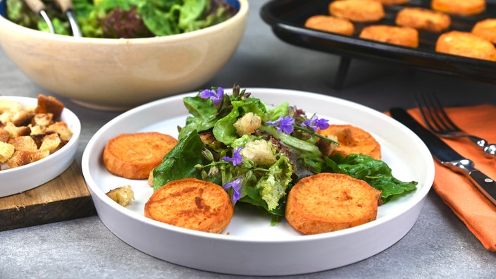 Gemischter Blattsalat mit Zwiebel-Vinaigrette