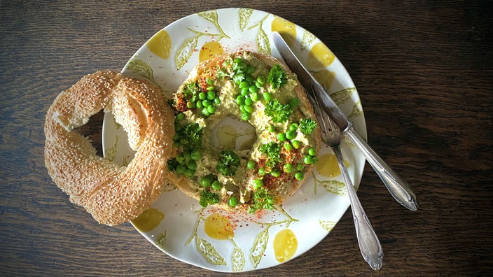 Herzhafte Erbsencreme auf Röstbrot