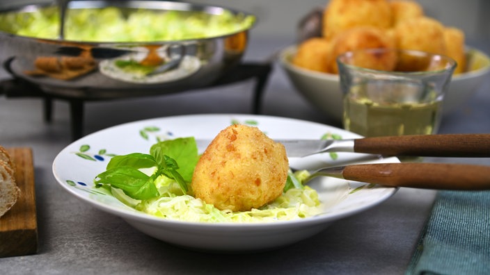 Kartoffel-Käse-Kroketten auf Lauchrahm