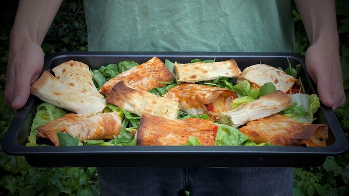 Zweierlei Snackrollen auf Salatbett