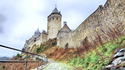 Von der Burg Altena zur Dechenhöhle 