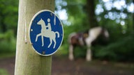 Reitweg ist mit Schild gekennzeichnet