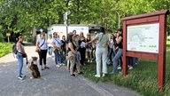 Wandergruppe auf dem Gelände der einstigen Zeche Carl Funke