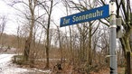 Ein Schild mit der Aufschrift "Zur Sonnenuhr"