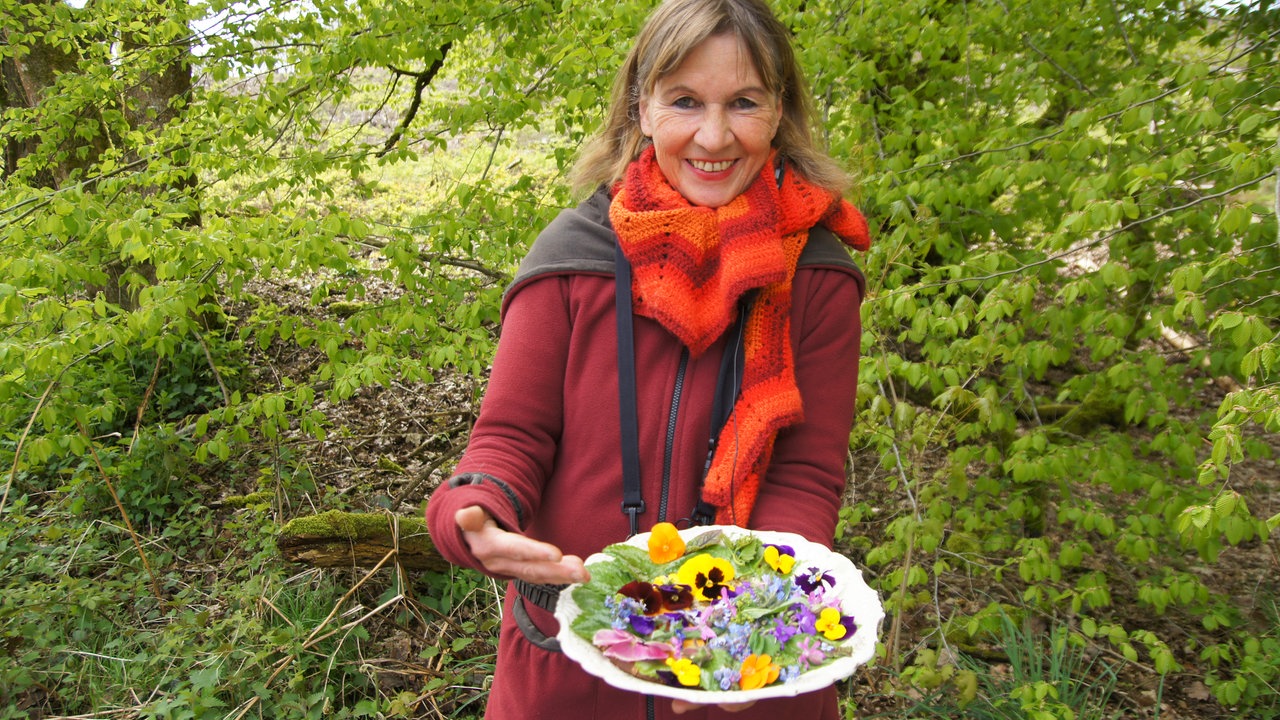 Ursula Stratmann auf der Kräuterführung