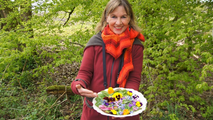 Ursula Stratmann auf der Kräuterführung