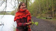 Ursula Stratmann mit Lindenblättern in der Hand