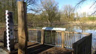 Holzbalkon über dem Wasser 