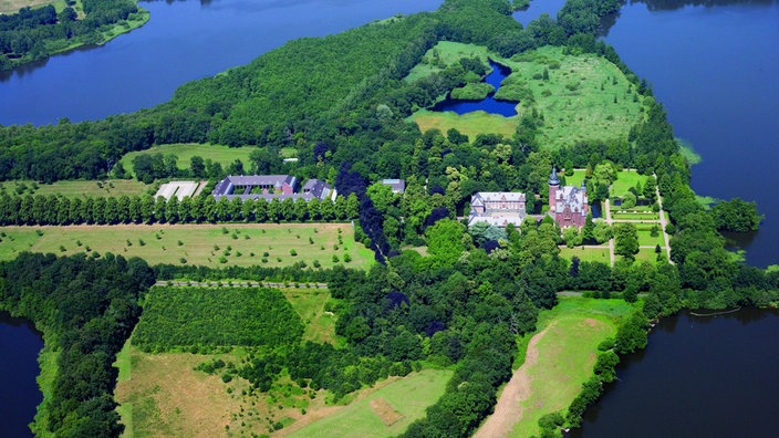 Die Nettetaler Seenplatte mit Schloss Krickenbeck