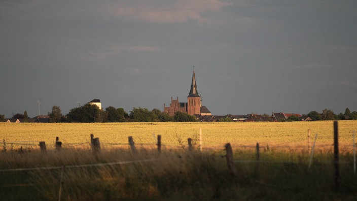 Der Blick auf St. Hubert bei Sonnenuntergang.