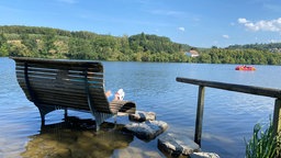 Entspannung am Sorpesee bei Sundern auf einer Panoramabank 