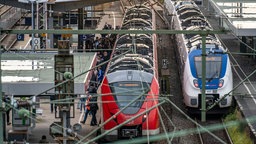 Zwei Züge stehen am Wuppertaler Hauptbahnhof