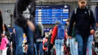 Zahlreiche Menschen gehen über einen Bahnsteig am Hauptbahnhof von München. 