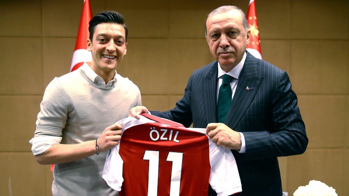 Recep Tayyip Erdogan, Staatspräsident der Türkei, hält zusammen mit Fußballspieler Mesut Özil vom englischen Premier League Verein FC Arsenal, ein Trikot von Özil. 