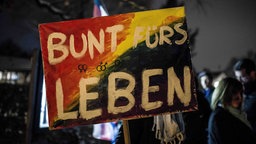 Ein Banner in Regenbogenfarben auf dem steht "Bunt fürs Leben"