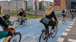 Radfahrer auf einem Radweg 