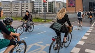 Radfahrer auf einem Radweg 