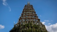 Der weltweit größte Weihnachtsbaum in Dortmund wird aufgebaut