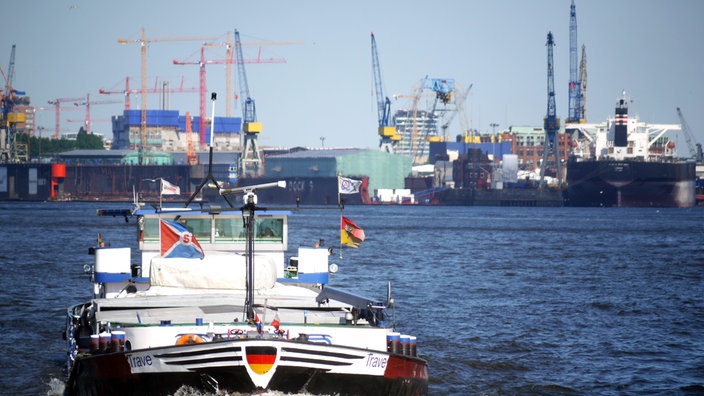 Binnenschiff fährt im Hamburger Hafen