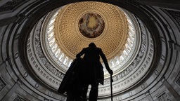 Innenansicht der Kuppel des Kapitols in Washington, darunter eine Statue des ersten US-Präsidenten George Washington