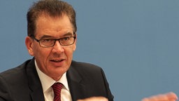 Portrait Entwicklungsminister Gerd Müller