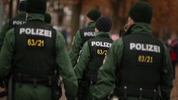 Die Polizei muss gegen Fans im Stadion vorgehen