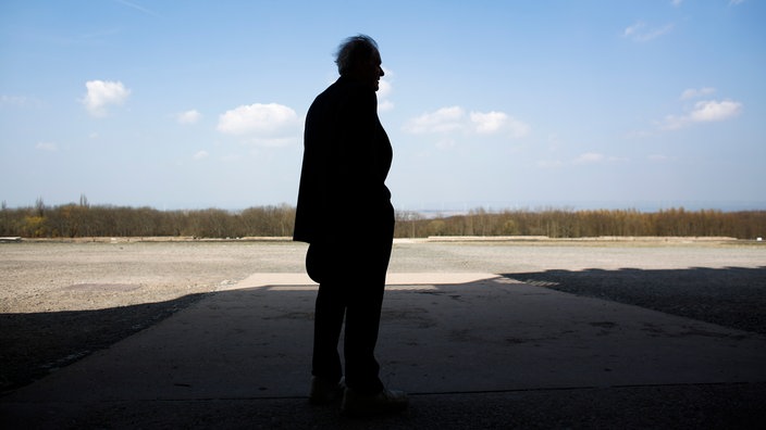 Henry Oster an der Gedenkstätte des ehemaligen KZ Buchenwald