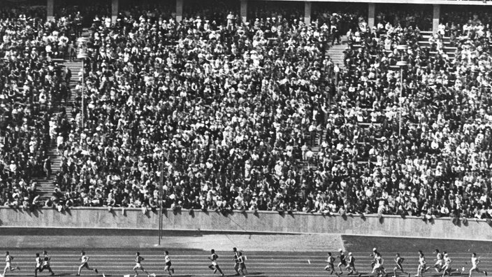 Aufnahme eines Laufs im vollbesetzten Berliner Olympiastadion 1936. - Veröffentlicht in: "Berliner Illustrierte Zeitung' - Olympisches Sonderheft 1936.