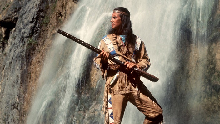 Pierre Brice als stolzer Apachen-Häuptling "Winnetou" in einer Szene des Karl-May-Films "Winnetou 3".