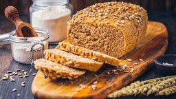 Brot mit Sonnenblumenkernen auf einem Holzbrett