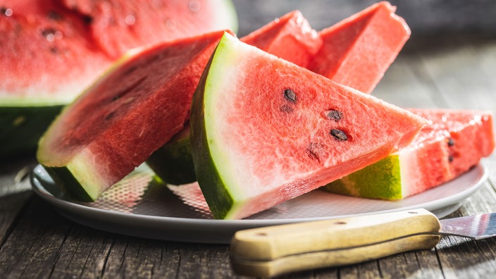 Geschnittene Wassermelonenstücke auf einem Teller (Symbolbild, kann vom Rezept abweichen)