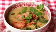 Symbolbild von gebrannter Grießsuppe mit gerauchter Bauernbratwurst, kann von Rezept abweichen