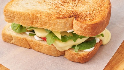 Symbolbild eines Toast-Sandwichs mit Käse und Rucola - kann von Rezept abweichen.