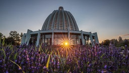 Der Bahá'í-Tempel im hessischen Hofheim bei Sonnenaufgang