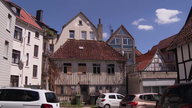 Das verfallene Fachwerkhaus mit holzverhangenen Fenstern in der Detmolder Innenstadt diente früher als Synagoge.