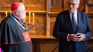 Thomas Sternberg (r-l), Präsident des Zentralkomitees der deutschen Katholiken (ZdK), spricht im Friedenssaal zu Kardinal Reinhard Marx, Vorsitzender der Deutschen Bischofskonferenz. (Zeitpunkt der Aufnahme: Deutscher Katholikentag 2018). 