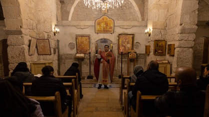 Syrische Christen feiern nach dem Sturz des Diktators al-Assad einen ersten Gottesdienst in der Kirche von Maaloula