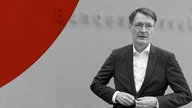 Das Beitragsbild des ARD Radiofeature "Lauterbachs Revolution? - Doku über den Kampf gegen die Krankenhausreform" zeigt Bundesgesundheitsminister Prof. Dr. Karl Lauterbach bei der Bundespressekonferenz am 13.09.2023.  