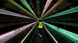 Das Beitragsbild des Dok5 "Hyperloop: Mobilität der Zukunft oder Rohrkrepierer?" zeigt den Tunnel einer Hyperloop Teststrecke in den Niederlanden im März 2024.