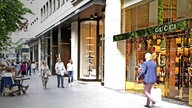 Die Luxusshopping-Einkaufsstrasse Kö, Königsallee in Düsseldorf