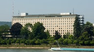 Blick auf das Auswärtige Amt in Bonn vom Rhein aus.