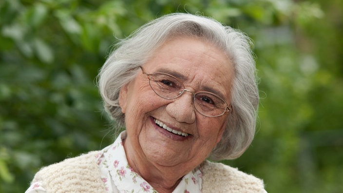 Dorothea Walda blickt lachend in die Kamera; Portraitaufnahme.