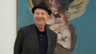 Künstler Georg Baselitz vor seinem Bild "Portrait seiner Frau Elke"