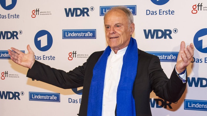  Knut Hinz bei der Weihnachtsfeier anlässlich dem Jubiläum zu 30 Jahre Lindenstrasse am 07.12.2015 in der Wolkenburg in Köln vor einer Werbewand von WDR und ARD.